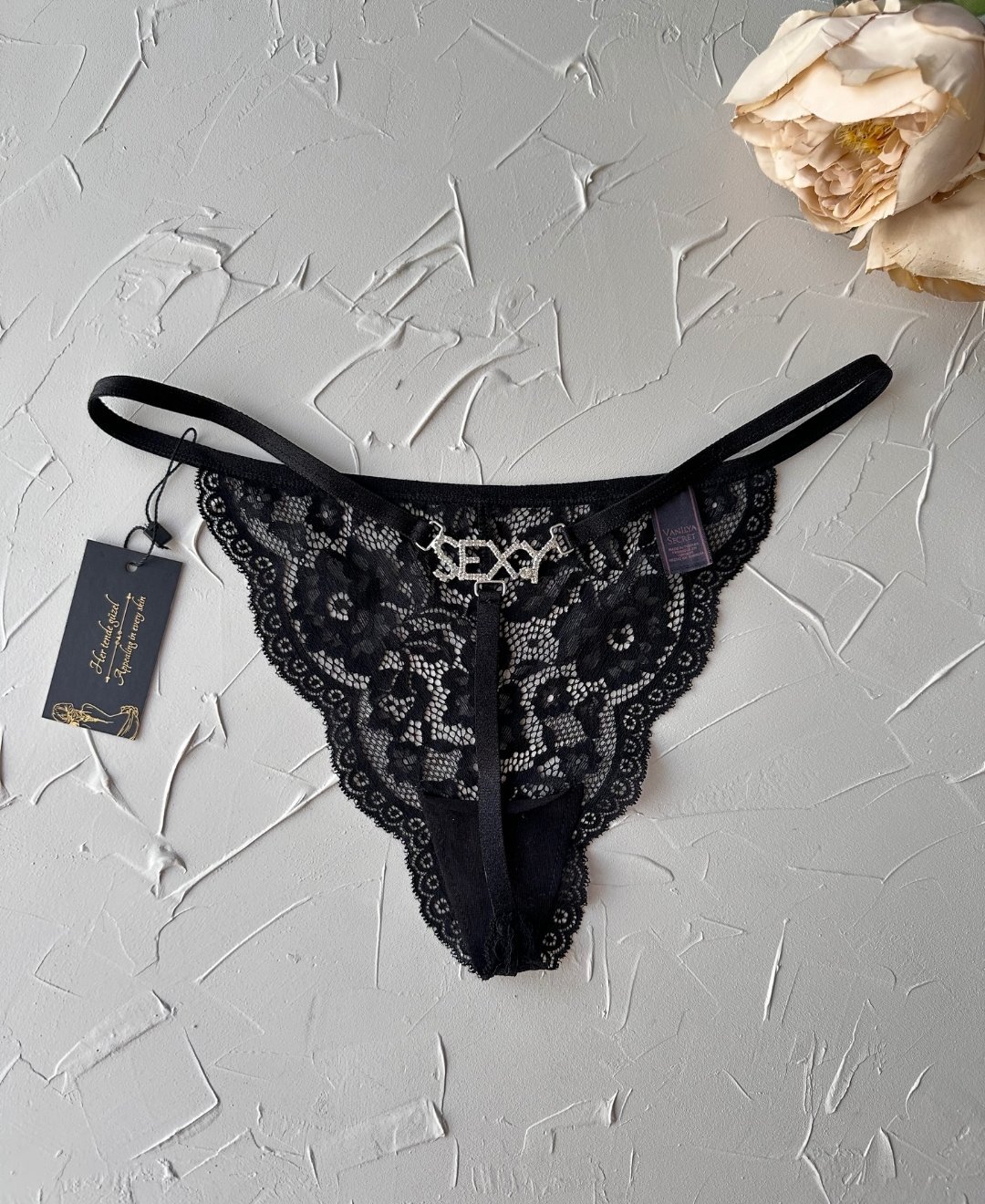 Arkası Parlak Taşlı -Sexy- Yazılı Dantelli String (Special Edition) Siyah - Tek Ebat
