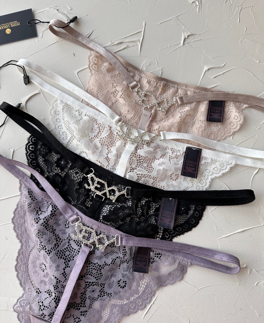 Arkası Parlak Taşlı -Sexy- Yazılı Dantelli String (Special Edition) Siyah - Tek Ebat