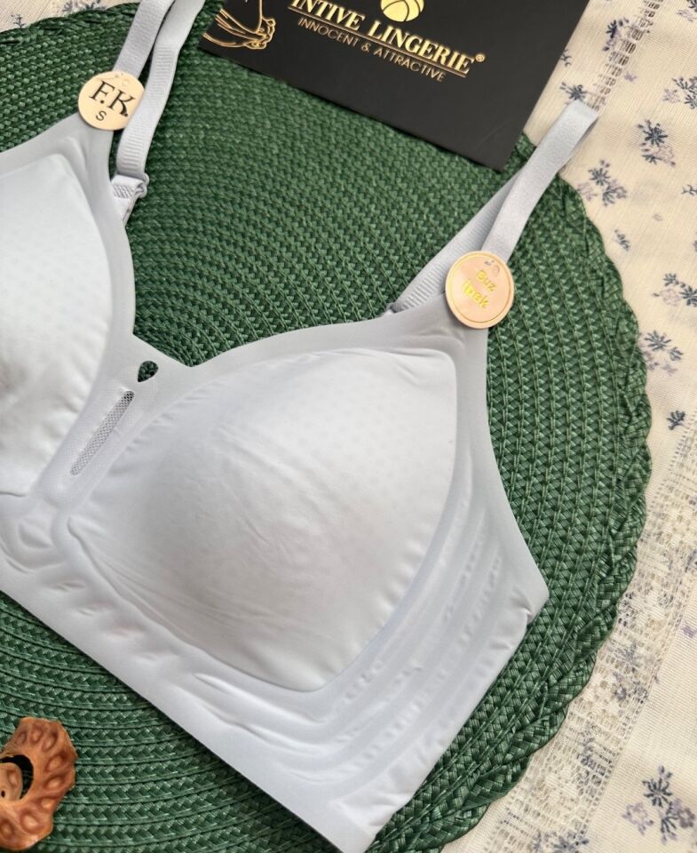Raye İthal Buz İpek (İce-Silk) Ultra İnce Rahat Nefes Alır Dekolteli Görünmez Lazer Dikişsiz Sütyen Buz Mavisi - XL