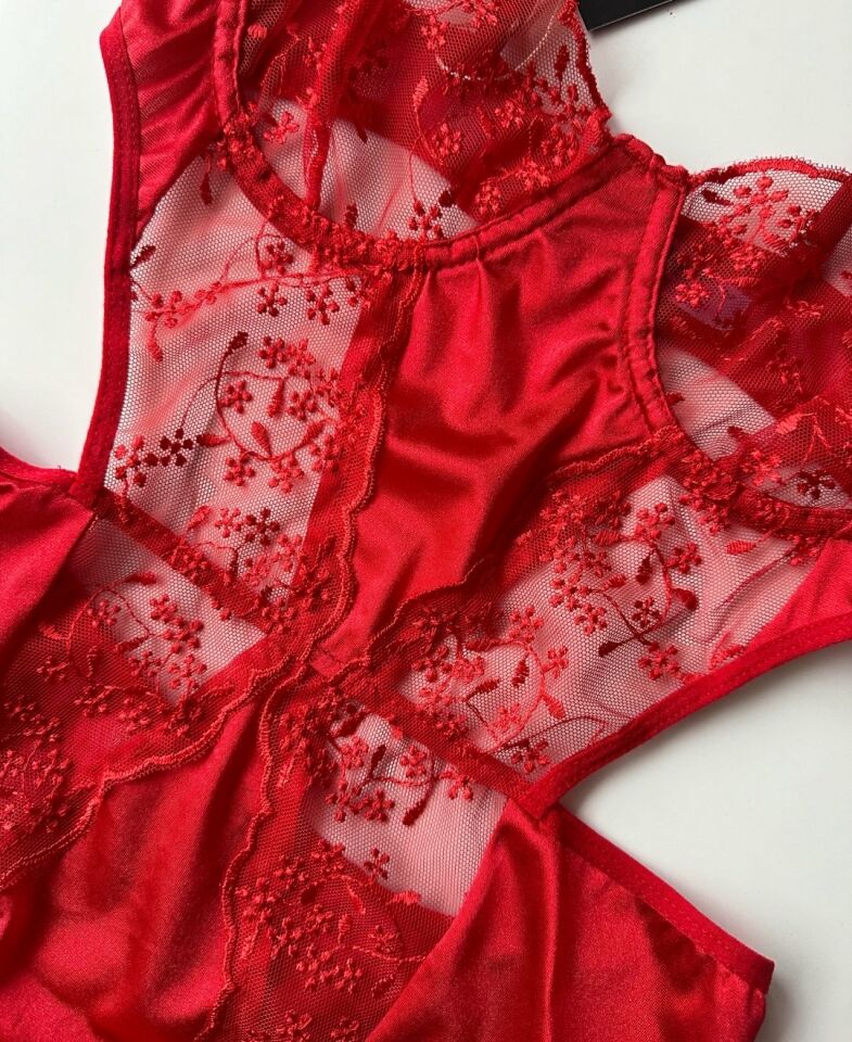 Love Satin Kırmızı Yan Dekolte Transparan Dantel ve Saten Detaylı Bodysuit 85B