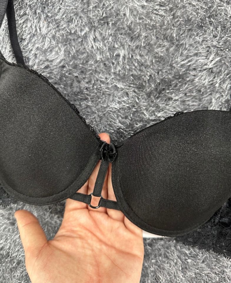Günlük Kullanım Full Push-up Yanları Dantelli Önü Halka Detaylı Sütyen Siyah - 75B