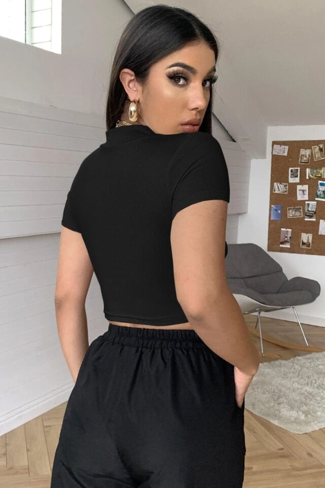 Kadın Siyah Göğüs Dekolteli Yarım Kollu Cut Out Crop Top Bluz Kadın Siyah Göğüs Dekolteli Yarım Kollu Cut Out Crop Top Bluz