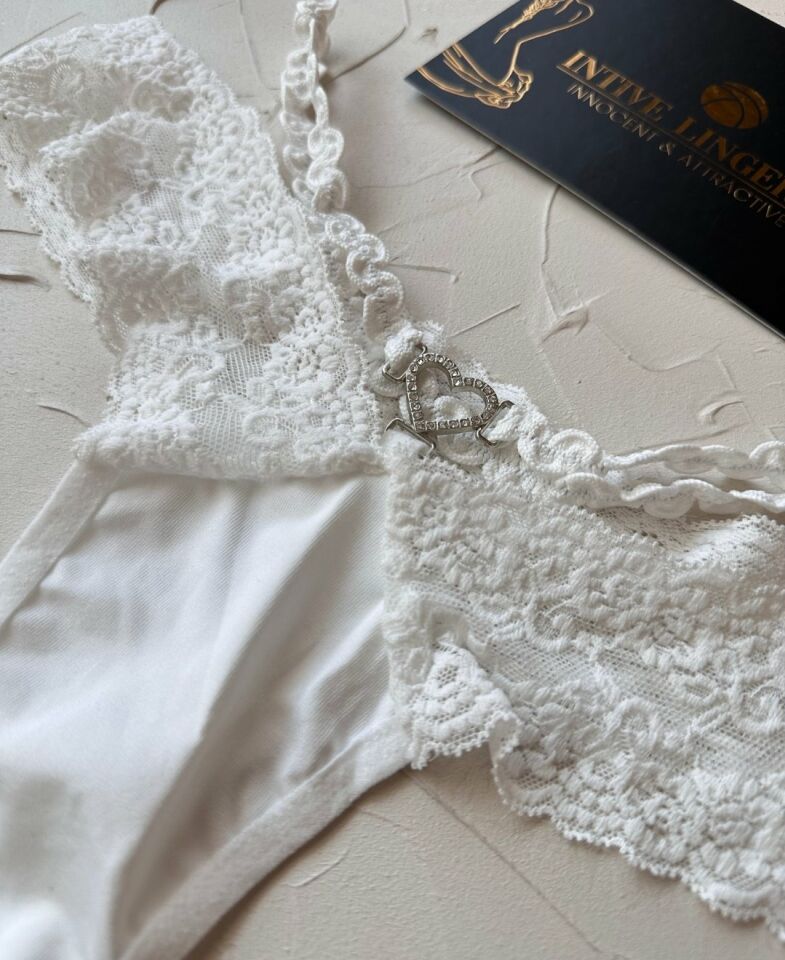 Intive Beyaz Önü Kalp Aksesuarlı Yanları Dantelli Beli Lastikli Tanga