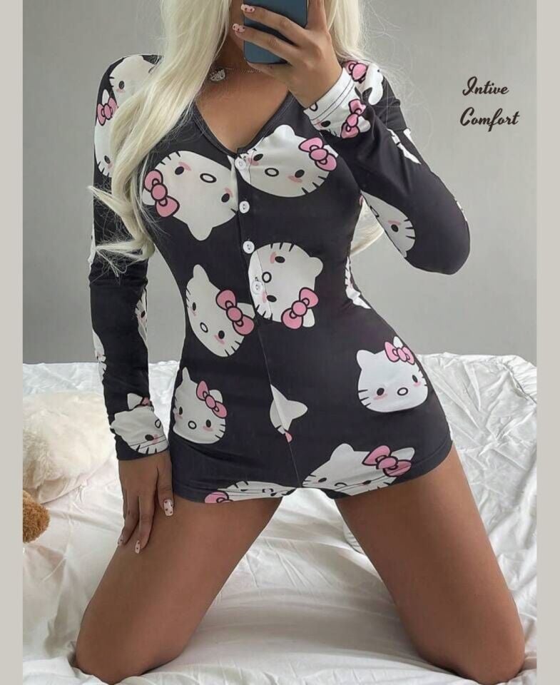 Intive Comfort Önü Düğmeli Şortlu Hello Kitty Desen Detaylı Şirin Tulum Gecelik Intive Comfort Önü Düğmeli Şortlu Hello Kitty Desen Detaylı Şirin Tulum Gecelik