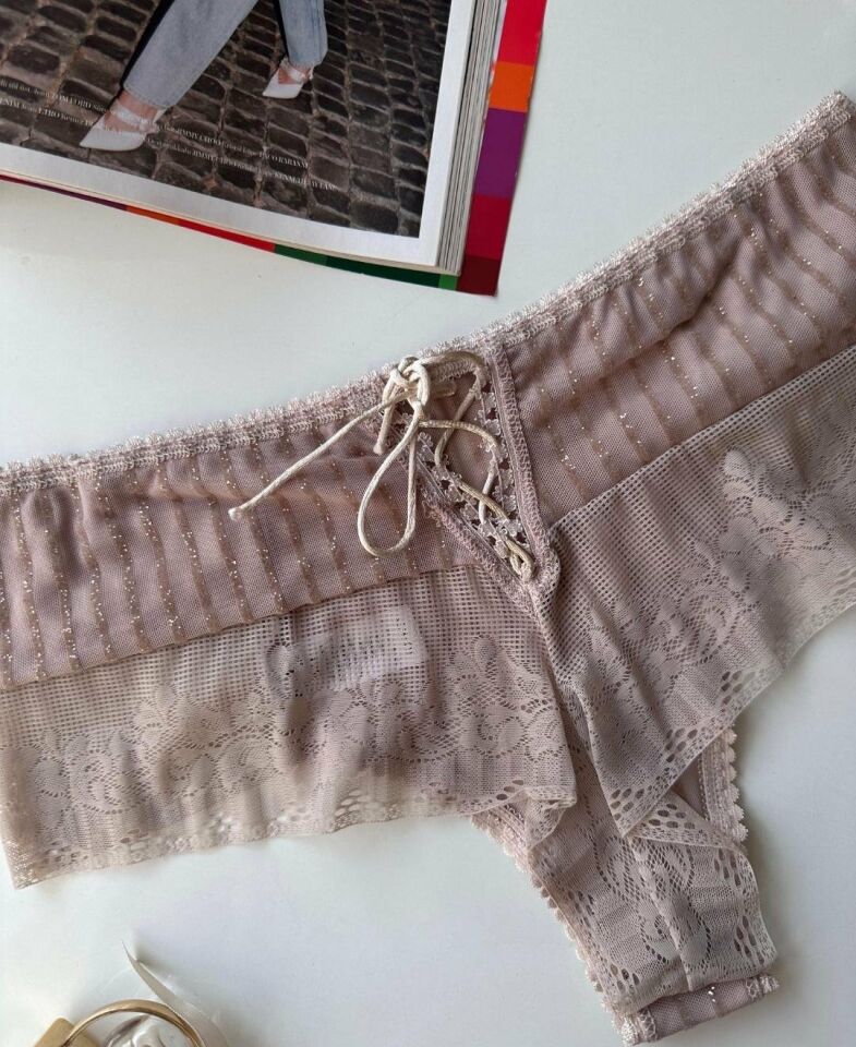 Serena Simli Arkası Bağlama Detaylı Dantelli Brazilian Tanga